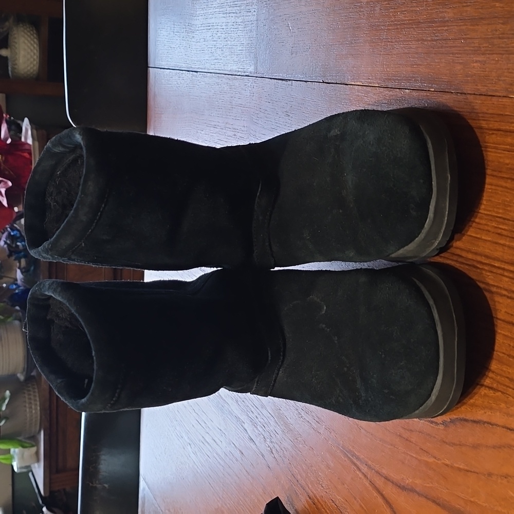 Ugg waterproof vibram sole size 6 Black Suede